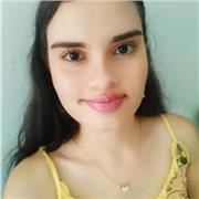 Profesora de preescolar ayuda a mejorar sus capacidades motrices y generar independencia en los niños